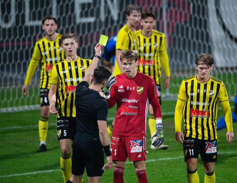 IFK Hässleholms målvakt Felix Persson får gult kort i