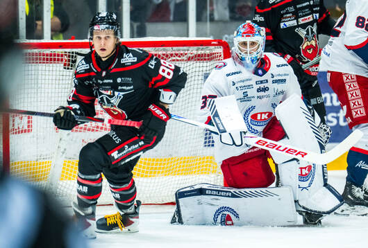 Nybros Tim Lindfors och Oskarshamns målvakt Emil Vuorio