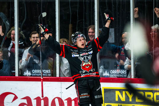 Nybros Tim Lindfors jublar