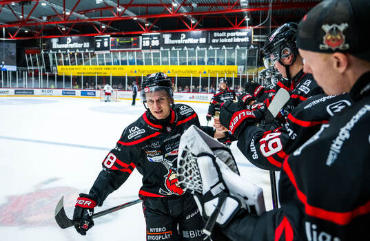 Nybros Tim Lindfors jublar