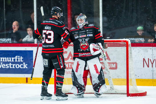Nybros Jesper Mångs och målvakt Oskar Blomgren jublar