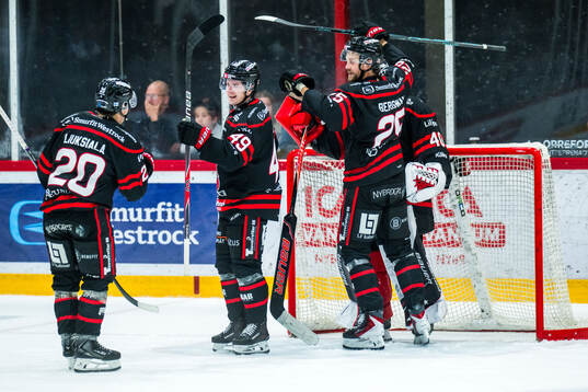 Nybros Juho Liuksiala, Kalle Holm och Marcus Bergman jublar
