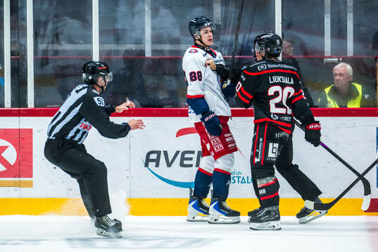 Oskarshamns Herman Träff och Nybros Juho Liuksiala bråkar