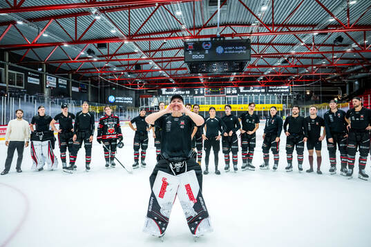 Nybros målvakt Oskar Blomgren jublar