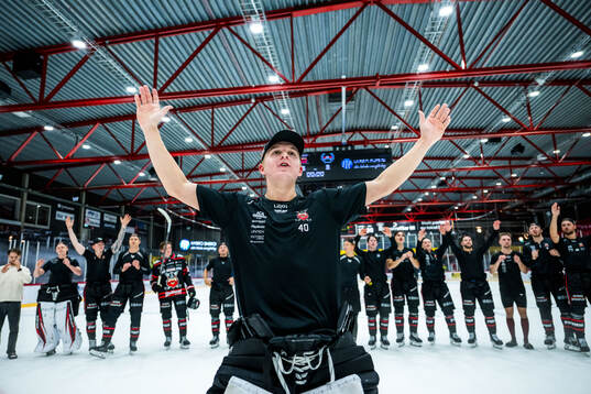Nybros målvakt Oskar Blomgren jublar