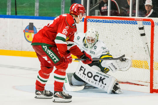 Björklövens målvakt Olle Eriksson Ek och Moras Jesper