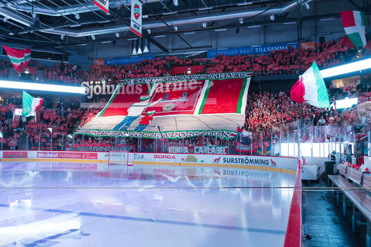 Modos supporter kör tifo innan ishockeymatchen i