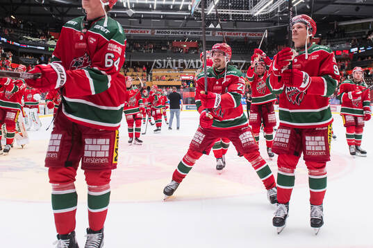 Modos Emil Larsson jublar
