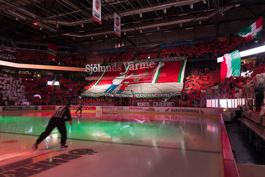 Modos suppotrar kör tifo innan ishockeymatchen i