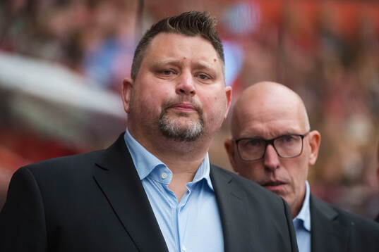 Modos tränare Mattias Karlin och assisterande tränare