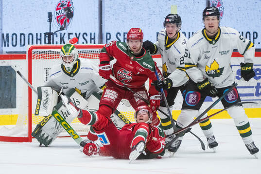 Modos Sebastian Ohlsson och Östersunds målvakt Carl Lidö