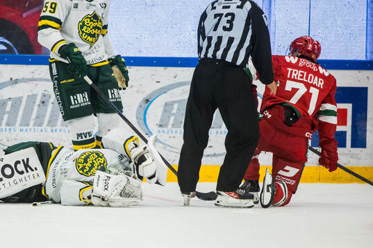 Björklövens målvakt Olle Eriksson Ek och Moras Travis