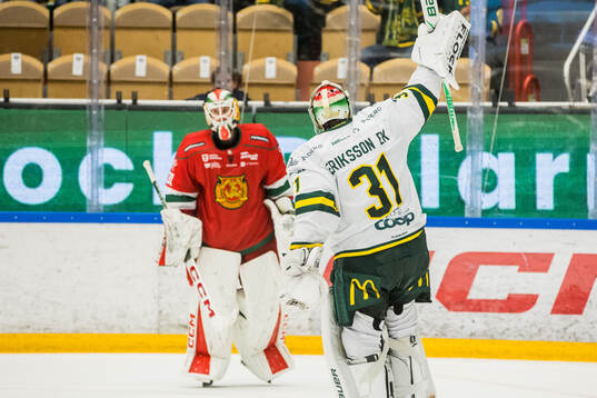 Björklövens målvakt Olle Eriksson Ek jublar