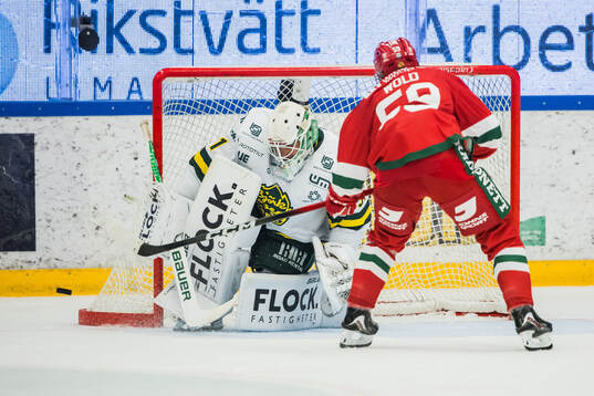 Björklövens målvakt Olle Eriksson Ek och Moras Sander