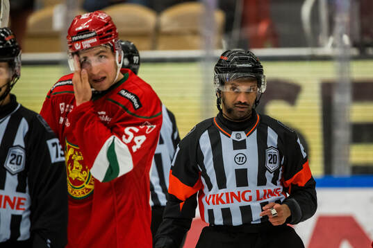 Moras Oskar Lindgren och Domare Fredrik Rönnberg