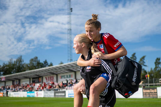 Vittsjös Sofie Rewucha bärs ut på ryggen av team manager