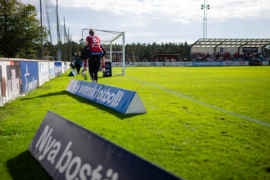 Vittsjös Sofie Rewucha bärs ut på ryggen av team manager