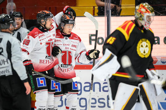 Örebros Patrik Puistola jublar
