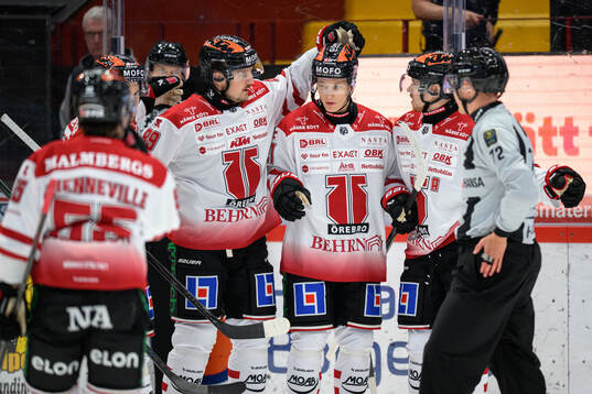 Örebros Patrik Puistola jublar
