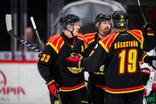 Brynäs Jakob Silfverberg jublar med lagkamrater