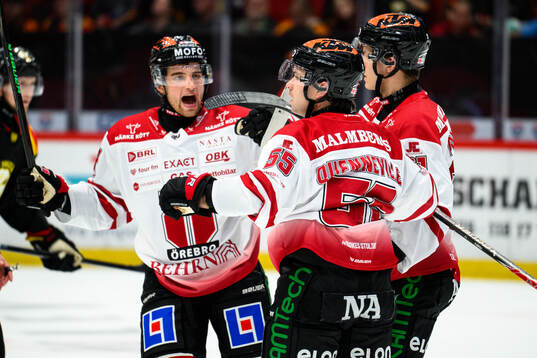 Örebros David Quenneville jublar med lagkamrater