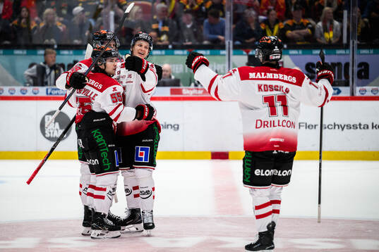 Örebros David Quenneville jublar med lagkamrater