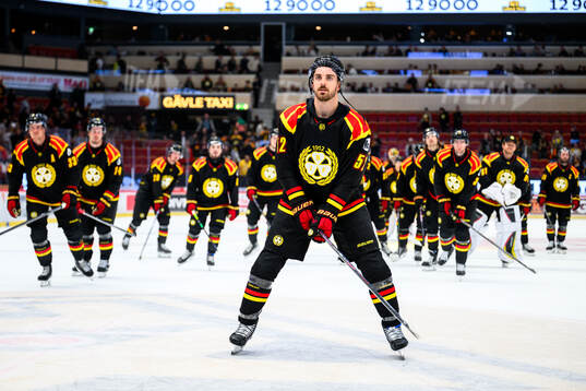 Brynäs Jack Kopacka jublar med lagkamrater
