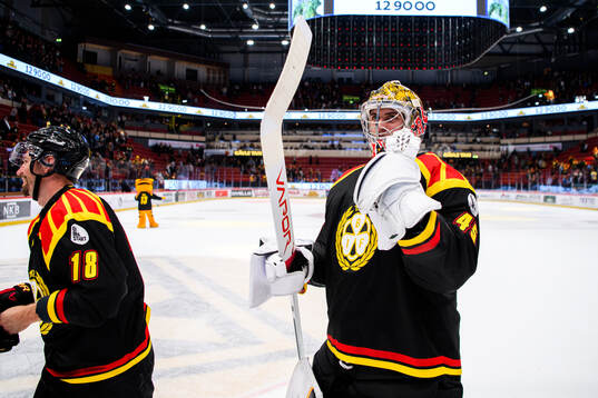 Brynäs målvakt Damian Clara jublar