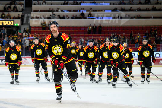 Brynäs Jack Kopacka jublar med lagkamrater