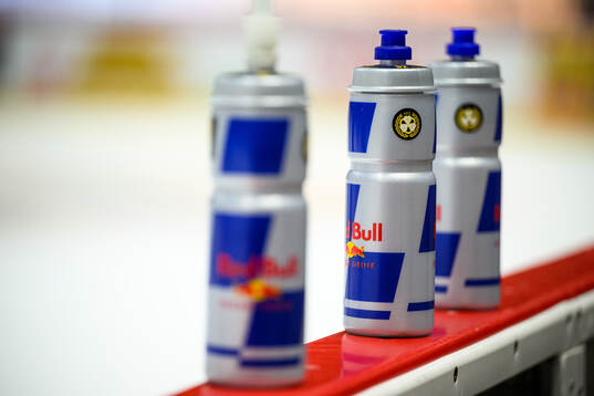 Vattenflaskor med logotyp från Red Bull och Brynäs