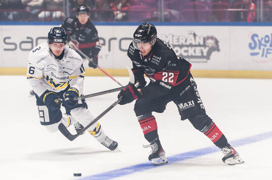 HV71s Linus Lindström och Malmö Redhawks Janne Kuokkanen