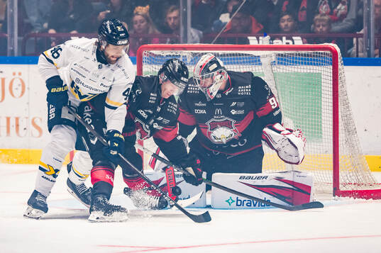 HV71s Joona Luoto samt Malmö Redhawks Eemil Viro och Marek