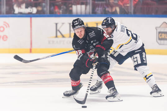 Malmö Redhawks Lauri Pajuniemi och HV71s Mattias Tedenby