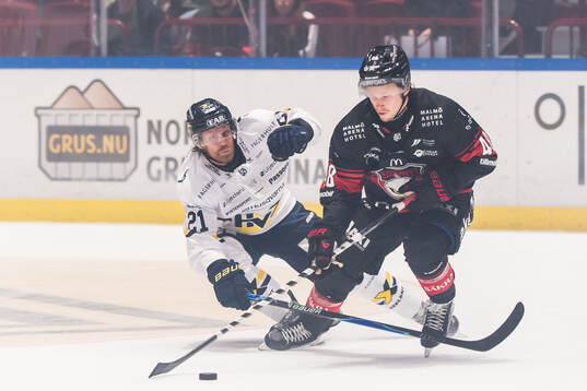 HV71s Mattias Tedenby och Malmö Redhawks Lauri Pajuniemi