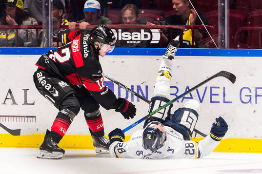 Malmö Redhawks Linus Öberg och HV71s Justin Glenn Kloos