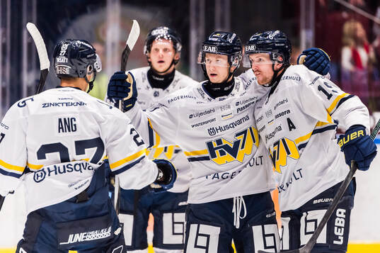 HV71s Aleksi Heponiemi jublar med lagkamrater