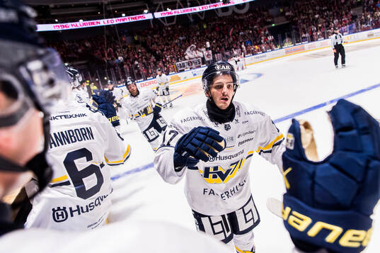 HV71s Isac Brännström jublar