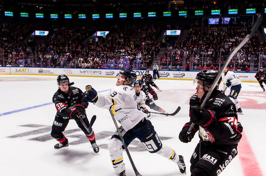 HV71s Lucas Lagerberg och Malmö Redhawks Joona Ikonen och