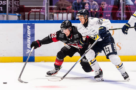 Malmö Redhawks Janne Kuokkanen och HV71s Jonathan Ang