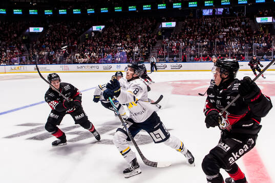 HV71s Lucas Lagerberg och Malmö Redhawks Joona Ikonen och
