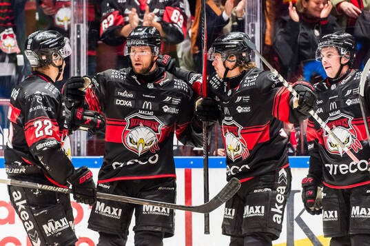 Malmö Redhawks Carl Persson jublar med lagkamrater