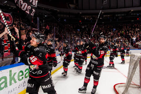 Malmö Redhawks Lauri Pajuniemi och Robin Hanzl jublar