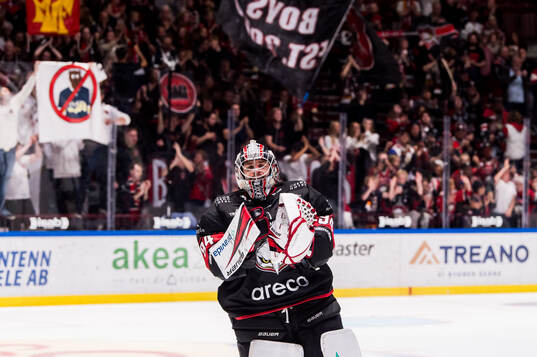 Malmö Redhawks målvakt Marek Langhamer jublar
