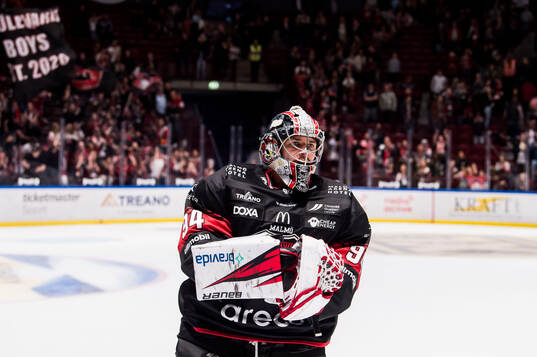 Malmö Redhawks målvakt Marek Langhamer jublar