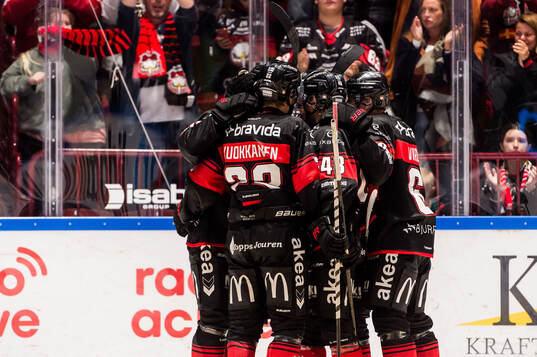 Malmö Redhawks Carl Persson jublar