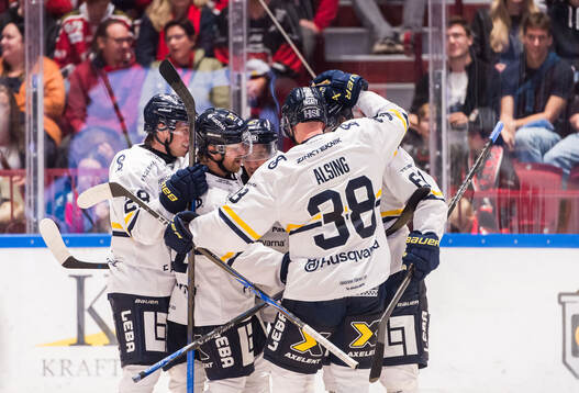 HV71s Isac Brännström jublar