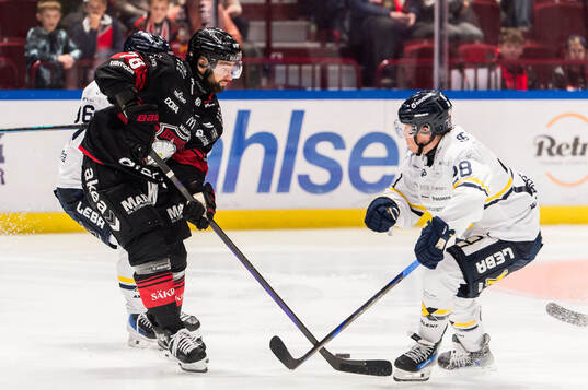 Malmö Redhawks Robin Hanzl och HV71s Justin Glenn Kloos