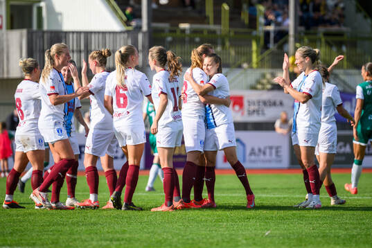 Malmö FFs spelare jublar med målskytt Sara Kanutte
