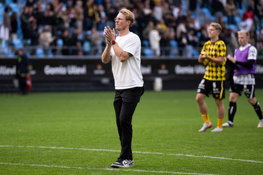 Elfsborgs tränare Oscar Hiljemark tackar supportrarna