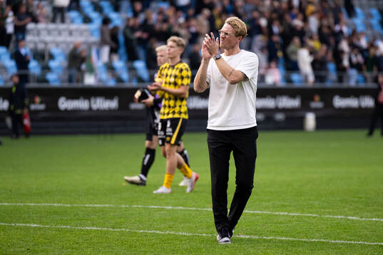 Elfsborgs tränare Oscar Hiljemark tackar supportrarna